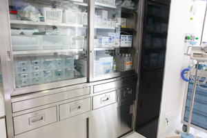 滅菌した器具は専用の保管庫で保管されます。